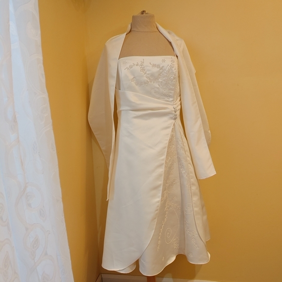 Unbranded Dresses & Skirts - Women's off white Knee High bridal Gown Size XL